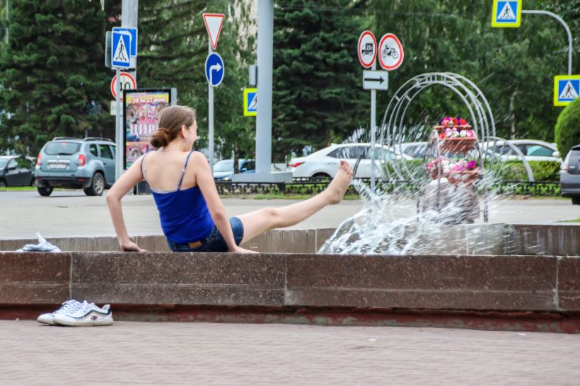 Барнаульцы искупались в фонтане в холодный день 7 июля. Фото:Виталий Барабаш