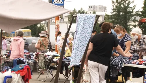 Старейшая площадь Спартака в Барнауле утопает в мусоре и стихийной торговле