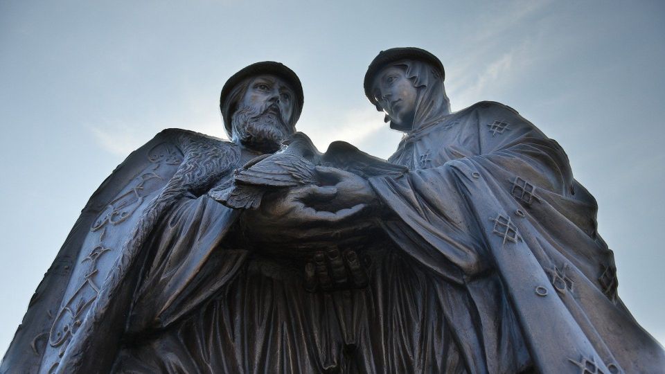 Памятник Петру и Февронии в Астрахани
