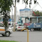 Трамвай впечатал легковушку в столб на кольце Барнаула