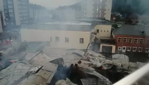 Обрушение кровли произошло в горящем административном здании Горно-Алтайска