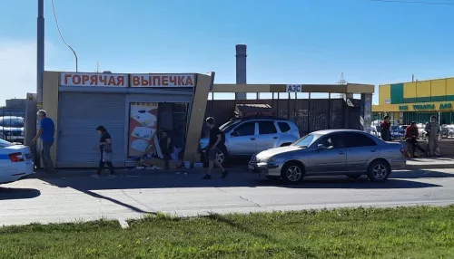В Новосибирске четыре человека пострадали при наезде автомобиля на остановку