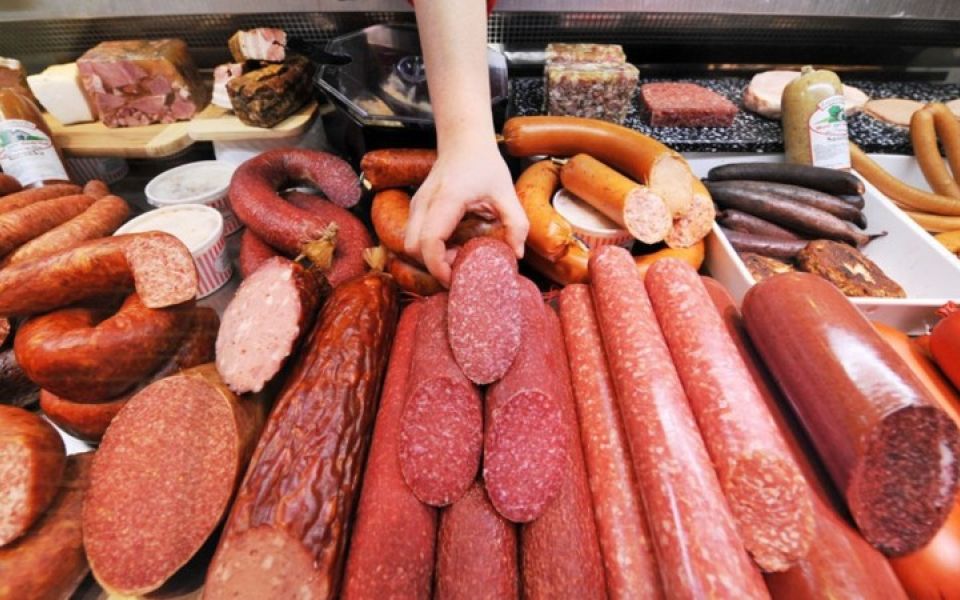 Сибирская продовольственная компания изымает колбасу из барнаульских магазинов